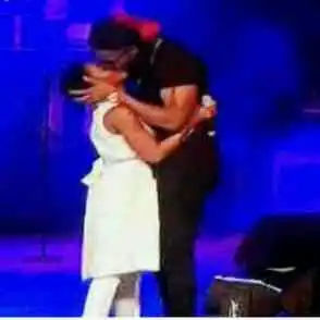 Flavour-and-Chidinma-kiss.webp