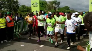 Edo State Governor, Adams Oshiomhole (middle); flanked on the right by Miss Nigeria, Leesi Peter-Vigoro, at the VIP starting point of the Okpekpe 10km race…yesterday. PHOTO: ALEMMA-OZIORUVA ALIU,
