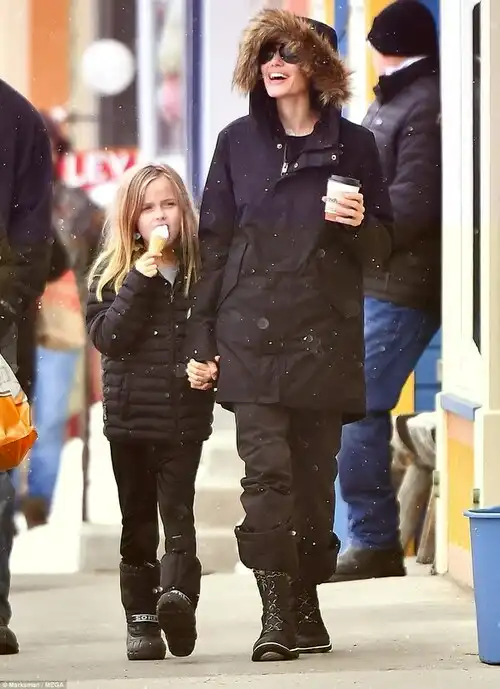 Gorgeous: The pair looked to be enjoying their afternoon together as they made their way from the Rocky Mountain Chocolate Factory to a toy store around the corner