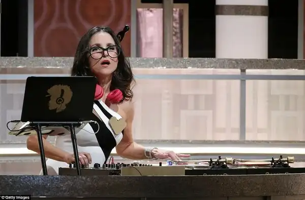 Veep-J: During the break Julia Louis-Dreyfus had some fun as she pretended to DJ in Questlove's spot