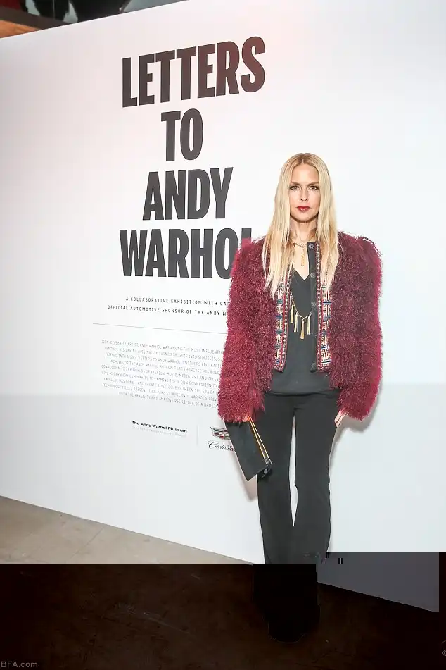 Fit and fab: The best friend of Nicole Richie also had on black slacks and held a nifty clutch