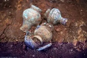 At the cemetery of the ¿Marquis of Haihun¿ in east China's Jiangxi Province, the identity of a tomb owner has been confirmed to be the eldest son of the controversial Chinese emperor Liu He 