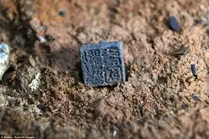  This remarkable image shows the metal seal reading "Liu Chongguo" unearthed from the No. 5 tomb. After studying historical records, researchers believe that Liu Chongguo was the eldest son of the Haihun marquis Liu He