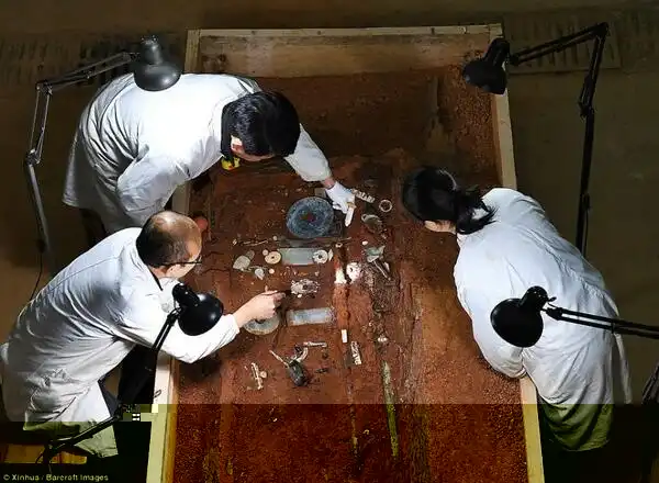 Yang Jun, head of the archaeological team, said only a few items have been found in the nearby No. 4 tomb, and the No. 6 tomb has not yet been excavated. The excavation of the tomb of Marquis of Haihun began in 2011