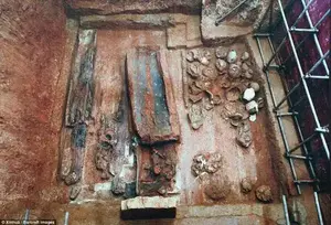 This is the excavation site of the No. 5 tomb where many luxurious items were found. However, no remains of bones or teeth have been discovered as of yet