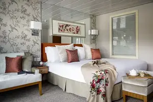 Swish: Jo's comfortable cabin was decked out in modern furnishings with a Chinese flick