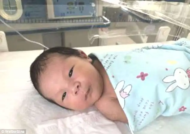 The police are looking for the suspect who abandoned the baby (picture) in cold winter