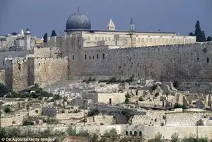 Ophel archaeological park, with the al-Aqsa Mosque in the background, Jerusalem, Israel. Archaeologists discovered the damaged clay seal bearing the name 'Isaiah' during 2009 excavations at the Ophel, and area in East Jerusalem in between the 'City of David' archaeological site and the 'Temple Mount'