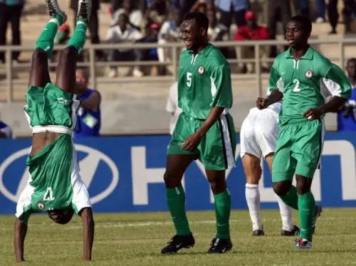 Nigerian Julius Aghahowa (L) jubilates in front of