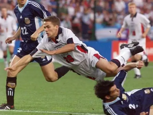 English forward Michael Owen (C) dives as he is ch