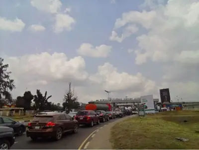 Long queues of cars at Lagos Airport due to new payment system Long queues of cars at Lagos Airport due to new payment system
